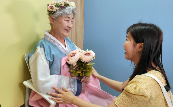 장수사진을 찍기 위해 준비 중인 어르신. 꽃처럼 환한 웃음을 보였다.