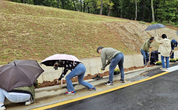 마을 구석 구석까지 꽃을 심으며, 꽃밭을 만들었다.