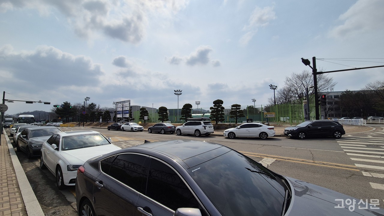 3월 16일 일요일의 한국항공대역 2번 출구 항공대학로 모습. 횡단보도까지 차량들이 빼곡하다. [사진제공 = 백승우]