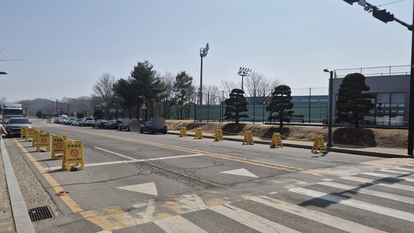 지난달 24일 학교에서 설치한 주차금지 간판. 고양시의 요청으로 철거됐다. [사진제공 = 백승우]