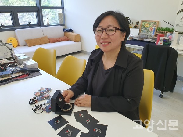 박수경 대표가 은으로 만든 소원팔찌 포장을 하고 있다.