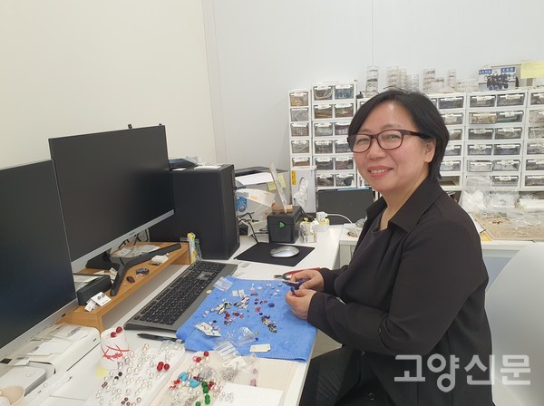 한올 한올 꿰는 작업을 세심하게 하느라 하루 해가 짧게 지나간다고 말하는 박 대표.