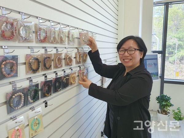 하나 하나 정성 담은 소원팔찌를 공방에서 만날 수 있다.