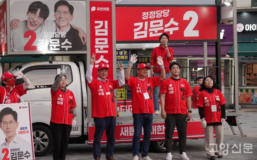 (왼쪽부터) 엄성은 시의원, 이택수, 오준환, 이상원 도의원, 고덕희 시의원. 상단은 손동숙 시의원. 