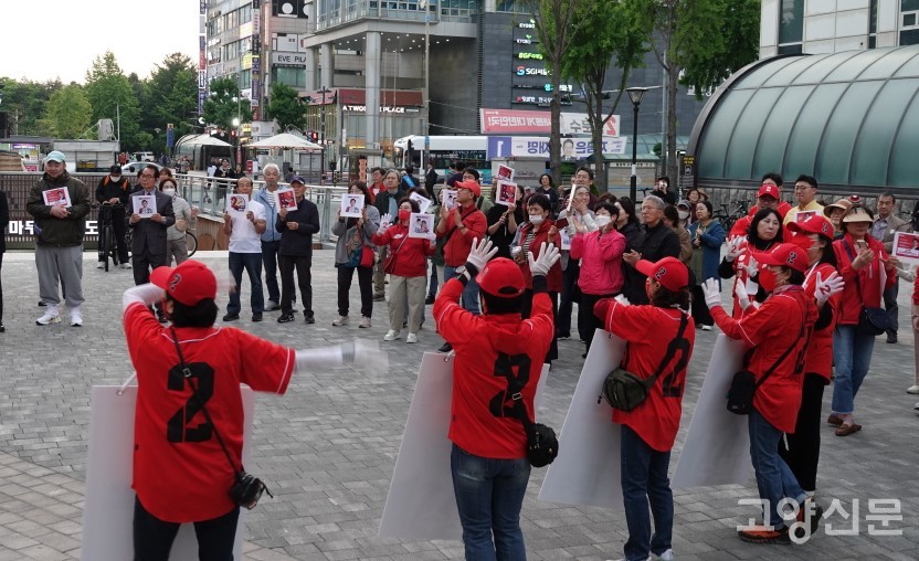 기호 '2' 숫자가 새겨진 유니폼을 입은 선거운동원들. 