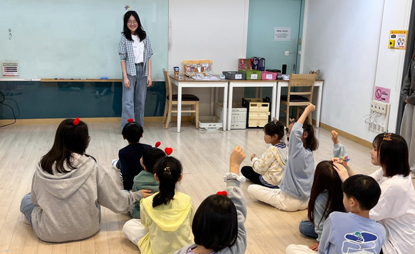 아이들과 프로그램을 하고 있는 청소년봉사동아리 단원.