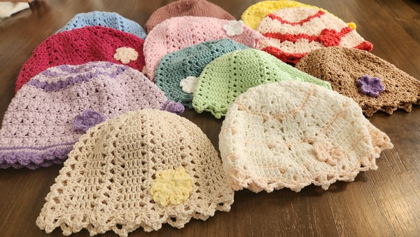 완성된 뜨개 모자. 서울대어린이병원에 입원 중인 환아들에게 전달됐다.