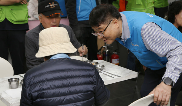 양점식 (사)장애인권익지원협회 고양시지부 부회장이 음식에 대해 주민들과 이야기를 나누고 있다.