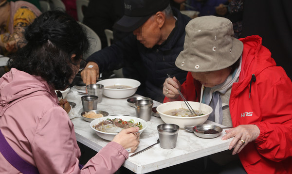 맛있는 베트남 쌀국수로 식사를 하는 주민들.