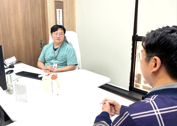 김준엽 다병원 원장(왼쪽)이 어깨골절과 관련한 상담을 하고 있다.