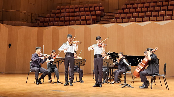 2023년 공연장에서 협연을 하는 리즈바이올린 학생들.