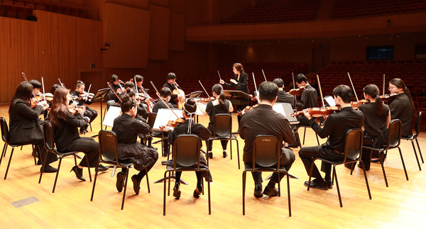  리즈 바이올린의 6회 정기연주회. 고양아람누리 아람음악당에서 있었던 정기연주회 리허설. 이정연 원장이 챔버지휘를 하고 있다.