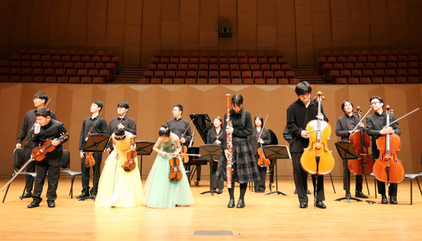 제6회 정기연주회 협연자들의 무대 인사. 