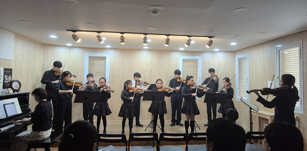 공개수업 모습. 원생들은 자유롭게 참여하고 있으며, 솔로와 그룹 등 연주회 방식으로 수업을 한다.