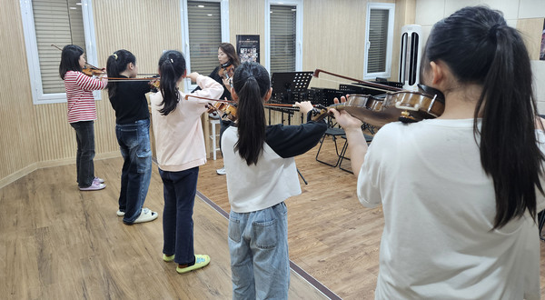  그룹수업을 하는 학생들. 서로 비슷한 레벨의 학생들로 구성해 주1회 수업을 한다.