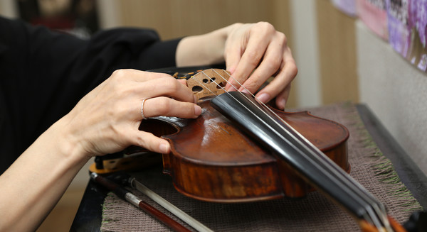 그에게 바이올린은 악기 이상의 가치를 담고 있는 소통과 공감의 매개체이다.