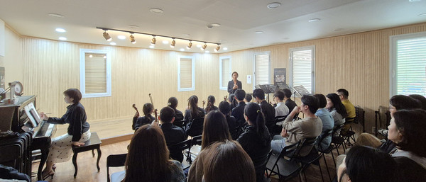 리즈 바이올린의 공개수업. 2개월에 한 번씩 부모님들이 참여한 가운데 진행한다.