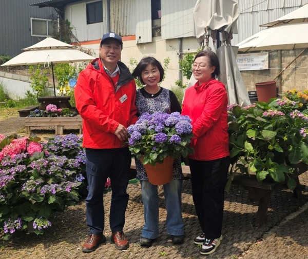 이택수 경기도의원(맨왼쪽, 국민의힘)이 엄성은 고양시의원(맨오른쪽)과 일산2동 ‘와야지정원’에 수국 옮겨심기 행사에 참여하고 있다. [사진제공 = 이택수 의원]