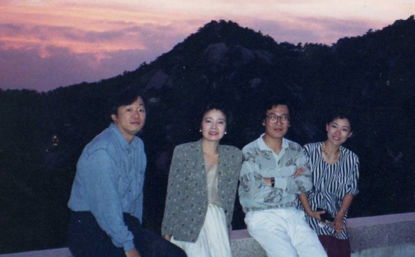 최원영 작가 부부(왼쪽에서 3, 4번째)가 1990년 서울 평창동 자택에서 백건우, 윤정희 부부와 사진촬영을 하고 있다.