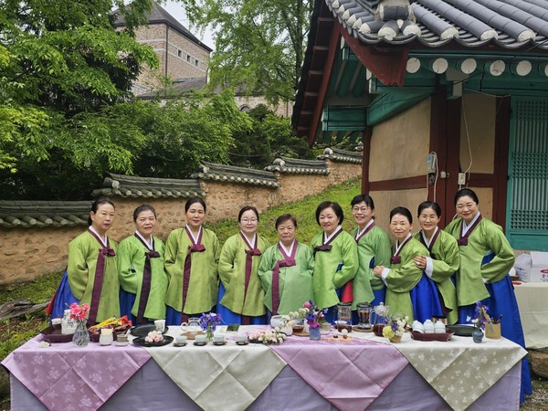 고양향교의 예절교육을 담당하는 여성 예절강사. [사진제공=이은우 고양시원류회 사무총장]