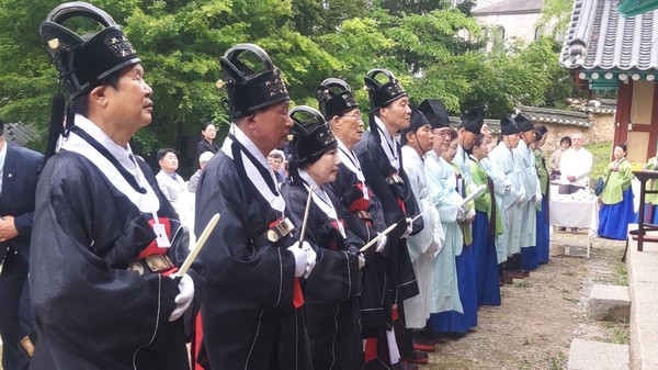 춘기석전 봉행에 임하는 헌관들과 제집사. [사진제공 = 이은우 고양시원류회 사무총장]