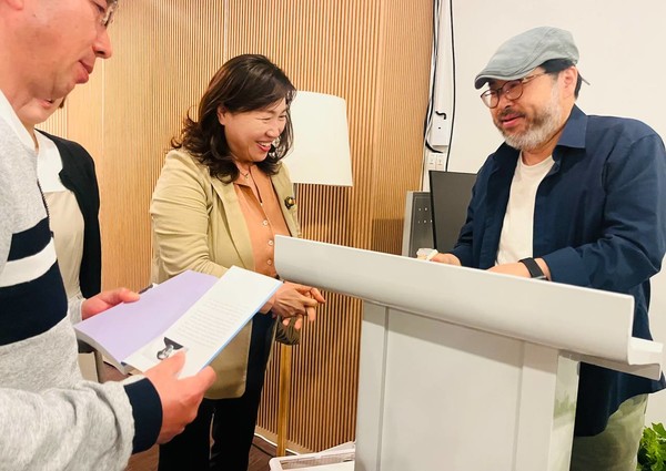 이정모 전 관장에게 사인을 받고 있는 시민들