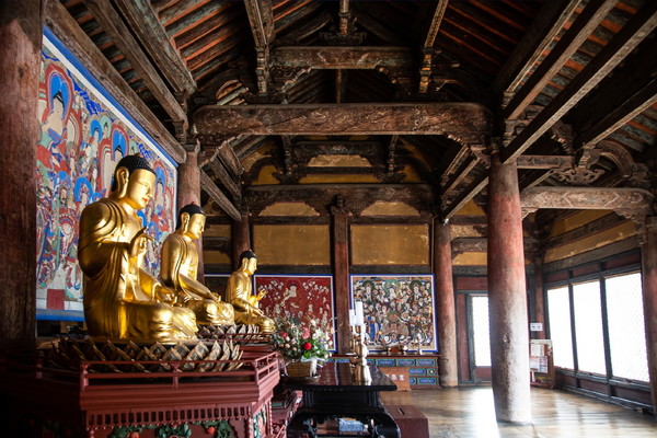 대웅전 석가삼존불과 내부 구조. Ⓒ최우성