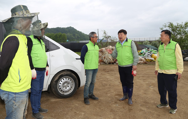 신도지구회 농민단체들이 농자재 재활용에 대해 이야기를 나누고 있다.