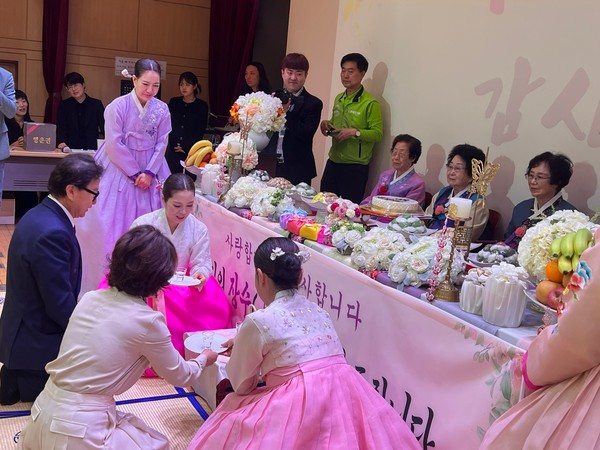 한복을 곱게 차려입은 어르신들이 김만석 태건비에프 대표와 부인 박정자씨가 올리는 만수무강 기원 술잔을 받고 있다. 