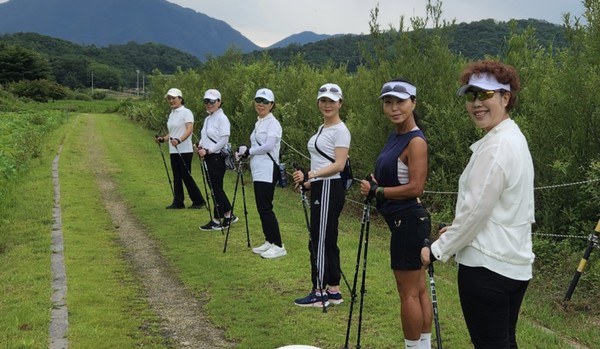 노르딕워킹은 꼿꼿하게 걷는 습관으로 척추 무릎 발목 관절 건강을 지키고 치유하는 효과를 얻을 수 있다. 또 근육의 90% 운동효과가 있어 전신건강에도 도움이 된다. 