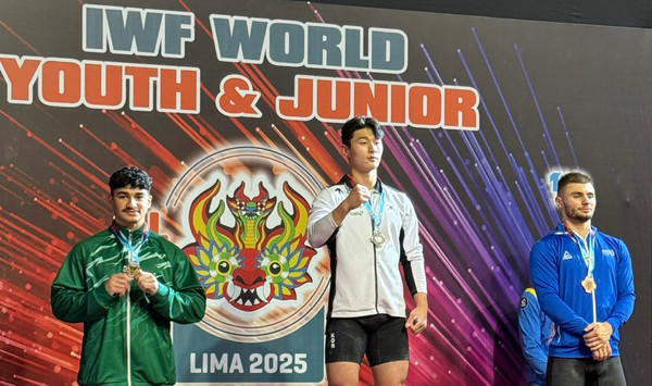 페루 리마에서 열린 ‘세계주니어역도선수권대회’에서 금메달을 거머쥔 박주현 선수(가운데)