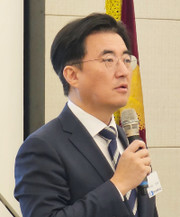 인사말을 하는 김성회 국회의원