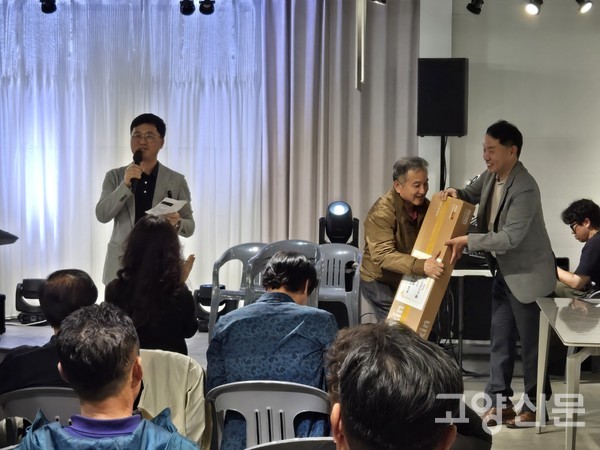 이날 공연에서는 귀가쫑긋 회원들이 정성껏 마련한 다채로운 선물들이 쏟아져 즐거움을 더했다.