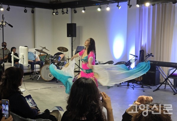 권덕은씨의 아름다운 벨리댄스는 흥겨운 음악과 어우러져 관객들의 눈과 귀를 즐겁게 했다.