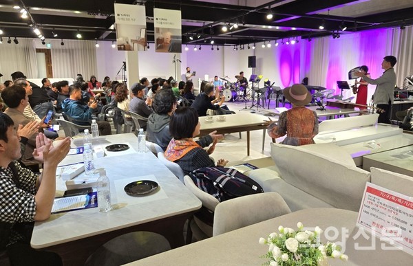 음악회 당일 늦은 시간까지 쏟아진 폭우에 송도현 회장과 관계자들은 발빠르게 가구톡세상 전시장 내부로 무대를 옮겨 음악회를 이어갔다.