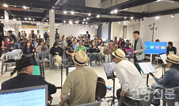 음악회의 시작은 '고양하모니 통기타' 팀의 잔잔하면서도 감미로운 기타 선율로, 저녁의 낭만적인 분위기를 한층 끌어올렸다.