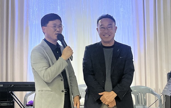 이날 진행을 맡은 최원집씨(왼쪽), 행사를 준비한 송도현 귀가쫑긋 회장(오른쪽). 송 회장은 "좋은 사람들과 아름다운 음악이 함께하는 지금 이 순간이 더없이 행복하다"고 말했다.