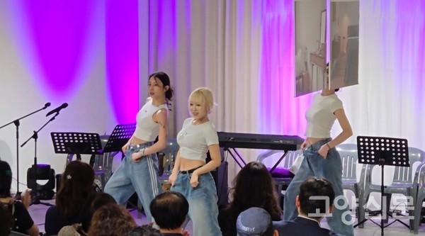 이날 김정현 외 2인의 역동적인 케이팝 댄스 무대는 관객들에게 뜨거운 호응을 얻었다.