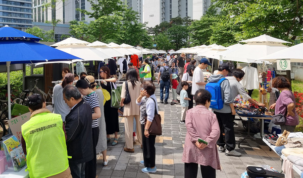 주민들이 향기마켓에 함께하고 있다.