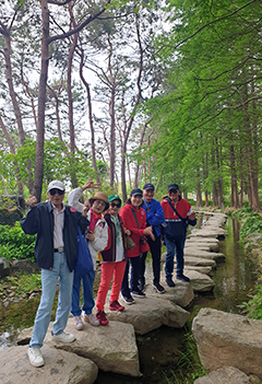 참여 어르신들이 삼책을 즐기고 있다.
