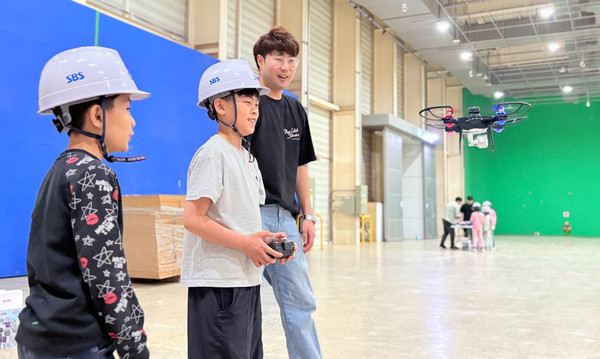 드론을 조종하는 참여자들.