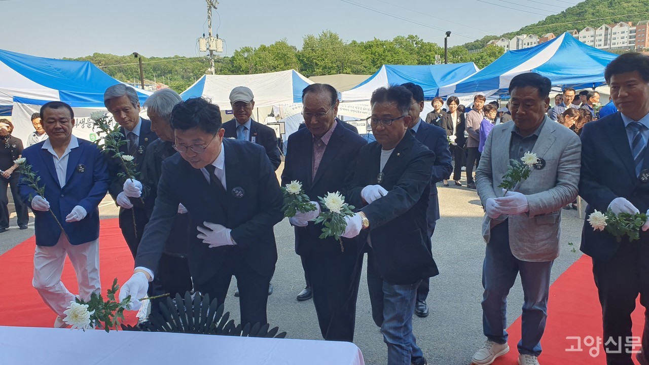 장제환 고양특례시 호남향우회연합회장이 5·18 민주영령들에게 헌화하고 있다.