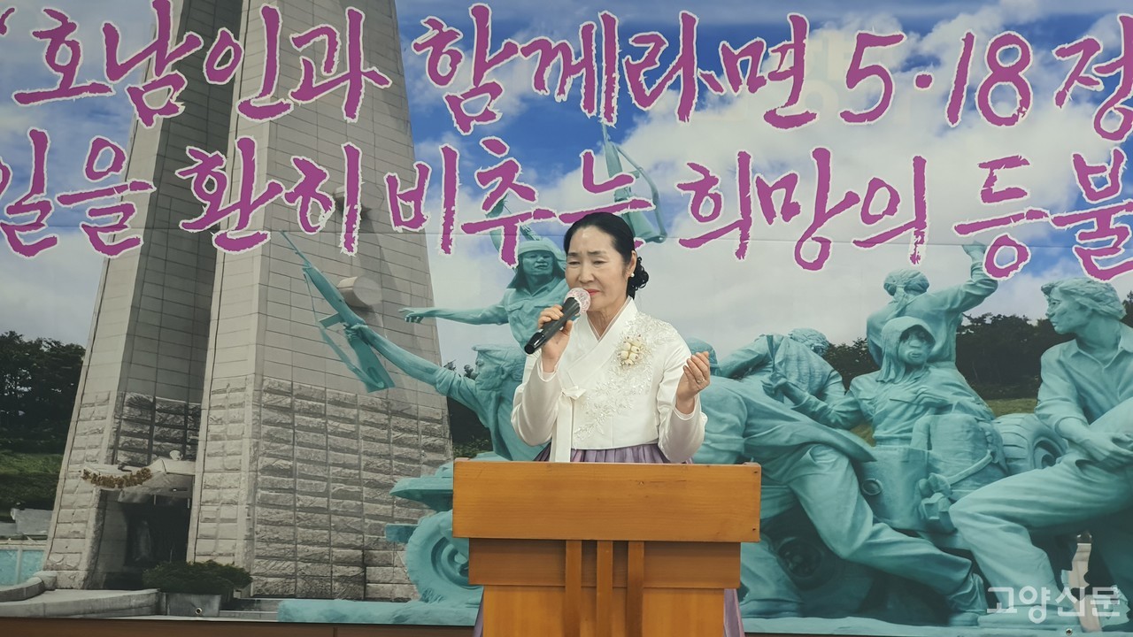 신다희 시인이 고 김남주 시인의 시 ‘바람에 지는 풀잎으로 오월을 노래하지 말아라’를 낭송하고 있다.