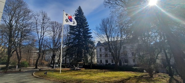 노르웨이 재외국민선거가 진행되는 노르웨이 대사관에 태극기가 휘날리고 있다. [이철규 북유럽특파원]