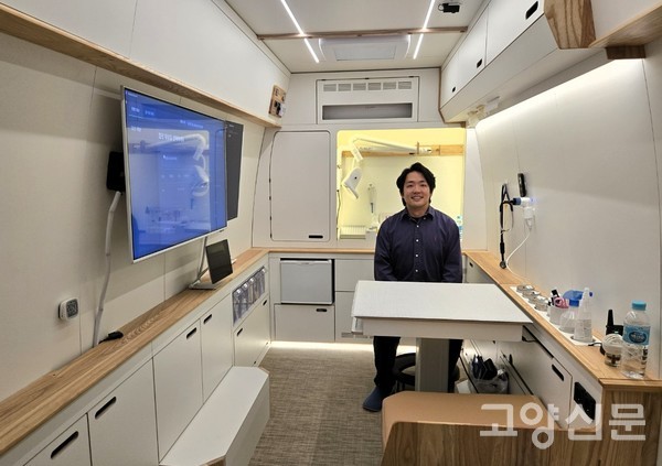 김승우 펠즈 대표가 펠즈의 이동 검진 차량 내부를 소개했다. 편안한 조명 등 반려동물을 위한 섬세한 배려가 돋보이는 다양한 옵션들을 고려해 특수 제작된 차량이다.