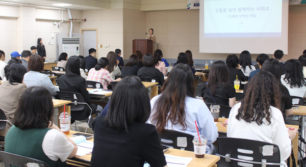 고양시일산종합사회복지관에서 열린 ‘2025년 사회적 고립가구 1인가구 정책지원 세미나’에서 강서대학교 노혜진 교수가 주제발표를 하고 있다.