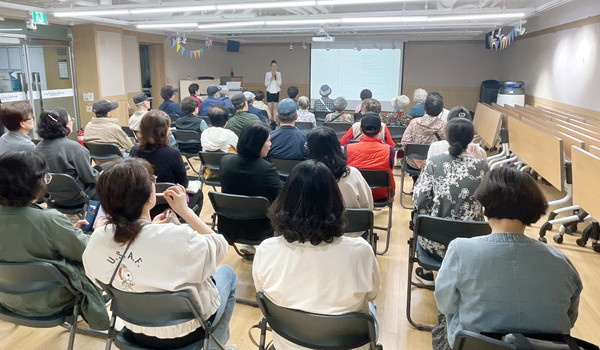  더한마음치과가 원당종합사회복지관에서 어르신들을 대상으로 구강보건교육을 하고 있다. 