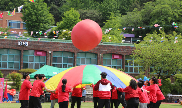 날아라 슈퍼볼 게임을 하는 학생들과 학부모, 교사, 봉사자들.