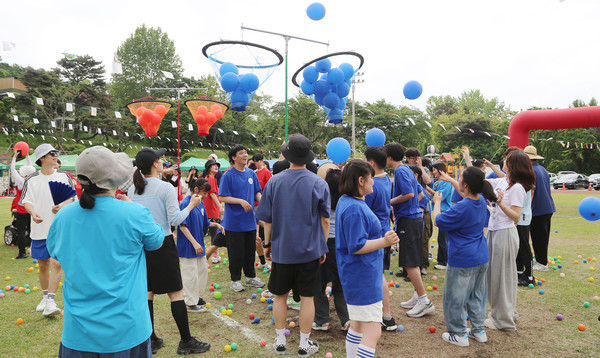 참가자들은 풍선 넣기를 하면서 연신 웃음을 터트렸다.