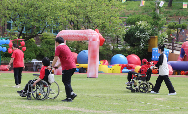 코기리 고리걸기 게임을 하는 참여자들.